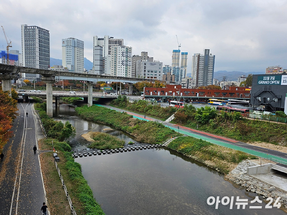 '의정부 푸르지오 클라시엘' 바로 앞에 위치한 부용천. [사진=안다솜 기자]