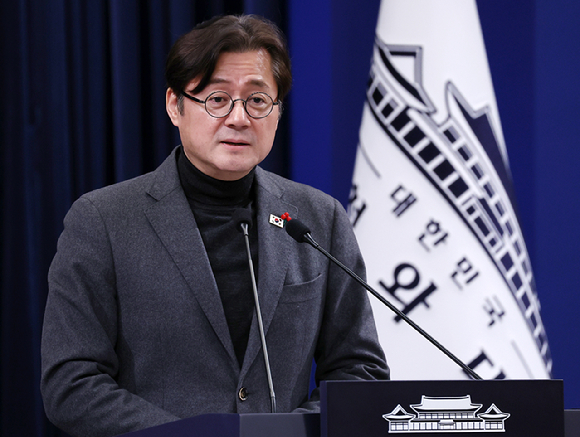 홍익표 정무수석이 25일 청와대 춘추관에서 이재명 대통령의 이혜훈 기획예산처 장관 후보자에 대한 지명철회 브리핑을 마친 뒤 취재진 질문에 답하고 있다. 2026.1.25 [사진=연합뉴스]