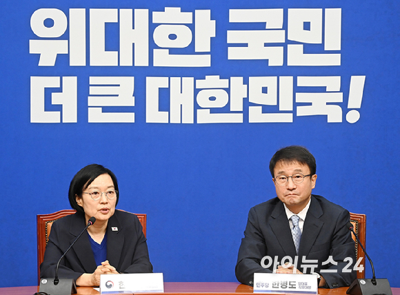 한성숙 국무총리가 10일 서울 여의도 국회에서 취임 인사차 한병도 더불어민주당 당대표 직무대행 겸 원내대표를 만나 대화를 하고 있다. [사진=곽영래 기자]