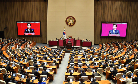 이재명 대통령이 2일 서울 여의도 국회 본회의장에서 중동 사태 대응 등을 위한 추가경정예산안에 대한 시정연설을 하고 있다. [사진=곽영래 기자]