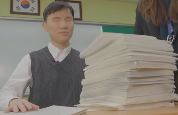 시각장애 수험생들이 수능에서 겪는 환경적 차이를 집중 조명한 보도가 공개됐다. 사진은 일반 수험생이 푸는 시험지(왼쪽)와 시각장애 수험생이 푸는 시험지. [사진=유튜브 @BBC 코리아]