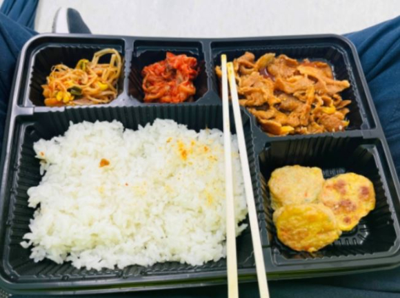 전북도가 '잼버리' 대회 현장에 지원 업무를 위해 차출된 공무원들에게 식비를 걷은 것으로 전해져 원성을 사고 있다. 사진은 행사에 차출된 공무원에게 지급됐다는 도시락. [사진=블라인드 캡처]