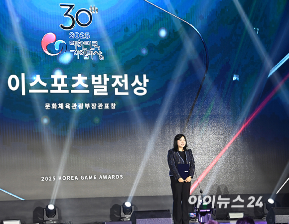 이스포츠발전상을 수상한 한국e스포츠협회 정자랑 대외협력국장이 12일 오후 부산 해운대구 벡스코에서 열린 '2025 대한민국 게임대상'에서 소감을 전하고 있다. [사진=곽영래 기자]