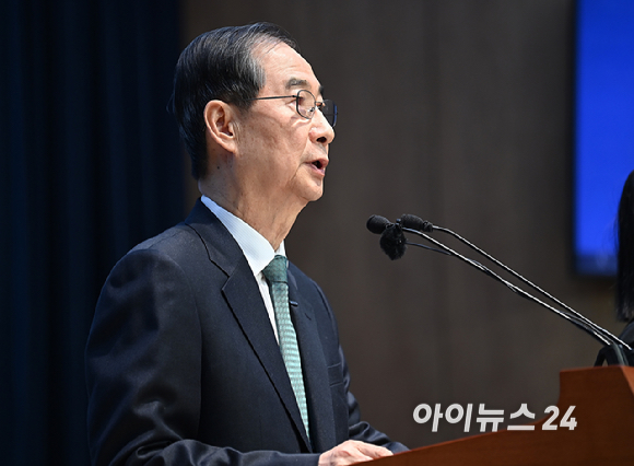 한덕수 전 국무총리가 2일 오전 서울 여의도 국회 소통관에서 출마 선언을 하고 있다. [사진=곽영래 기자]
