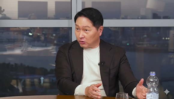 최태원 SK그룹 회장 겸 대한상공회의소 회장이 저성장 해법을 설명하고 있다. [사진=SK그룹]