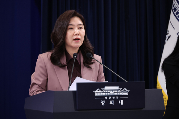 강유정 대변인이 12일 청와대 기자회견장에서 캄보디아 성착취 스캠(온라인 사기)조직원 검거관련 브리핑을 하고 있다. 2026.1.12 [사진=연합뉴스]