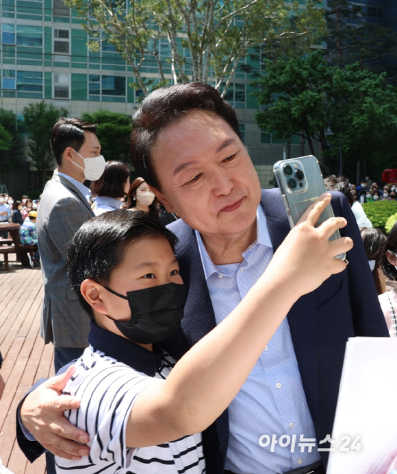 윤석열 대통령 당선인이 5일 어린이날을 맞아 당선인이 거주하는 아파트 이웃 어린이들과 함께 사진촬영을 하며 즐거운 시간을 보내고 있다. [사진=당선인 대변인실]