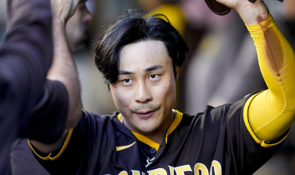 MLB 샌디에이고 김하성이 10일(한국시간) 열린 시애틀과 원정 경기 1회초 2도루 후 득점에 성공, 더그아웃에서 팀 동료들로부터 환영받고 있다. [사진=뉴시스]