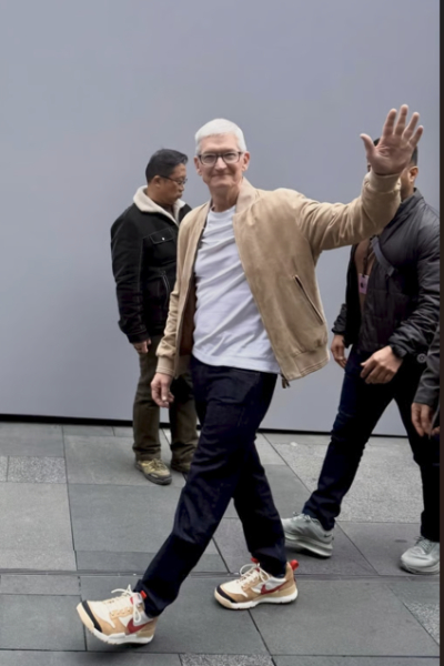 팀 쿡 애플 최고경영자(CEO)가 중국 청두를 찾아 애플 창립 50주년 기념행사에 참석했다. [사진=웨이보]