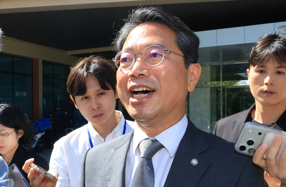 김승원 법무부 장관 후보자가 19일 사퇴 기자회견을 마치고 국회 소통관을 나서고 있다. 2026.9.19 [사진=연합뉴스]