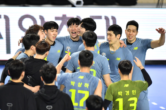 현대캐피탈 선수들이 4일 열린 한국전력과 홈 경기에서 풀세트까지 가는 접전 끝에 3-2로 승리를 확정한 뒤 기뻐하고 있다. [사진=한국배구연맹(KOVO)]