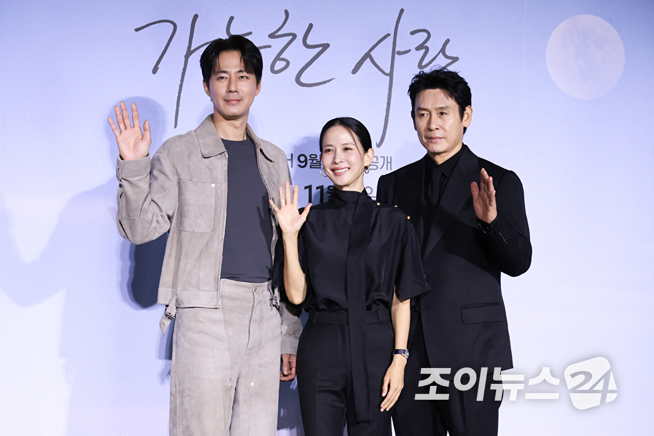 배우 조인성, 조여정, 설경구가 21일 서울 용산구 CGV용산아이파크몰점에서 진행된 넷플릭스 영화 '가능한 사랑'(감독 이창동) 언론시사회에 참석해 포즈를 취하고 있다. [사진=문수지 기자]