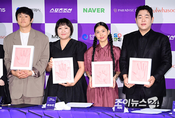(왼쪽부터)배우 부문 추영우-김민하-이광수-염혜란-주지훈-아이유가 7일 서울 용산구 CGV 아이파크몰에서 진행된 '제5회 청룡 시리즈 어워즈' 핸드프린팅 행사에 참석하고 있다. [사진=정소희 기자]