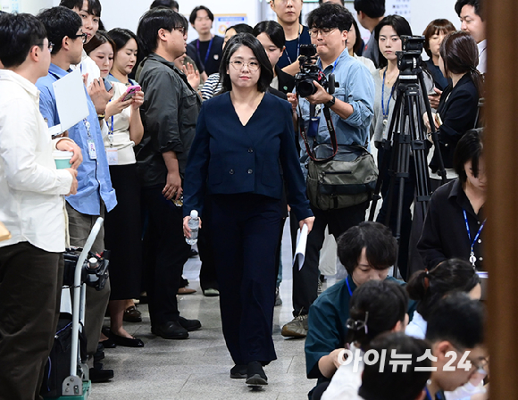 용혜인 성평등가족부 장관 후보자가 10일 서울 여의도 국회 소통관에서 입장 발표 기자회견을 위해 입장하고 있다. [사진=정소희 기자]