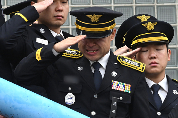 지난 19일 경기도 부천 원미구 부천체육관에서 열린 '고 김진석 소방위 영결식'에서 한 소방관이 눈물을 흘리고 있다. [사진=연합뉴스]