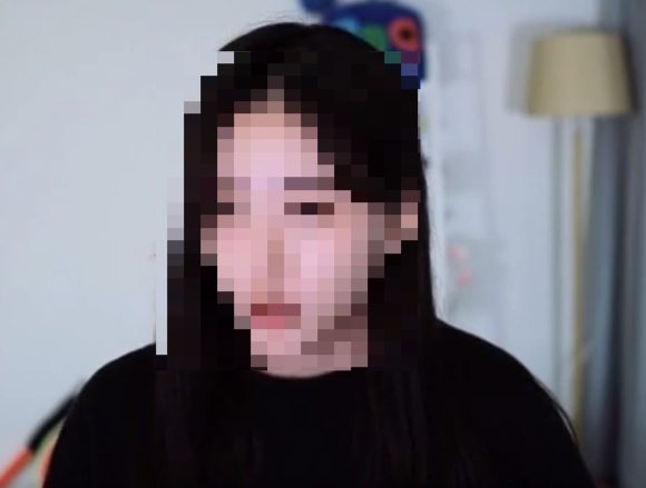 고속도로에서 후진을 하는 모습을 생방송으로 송출해 논란이 된 여성 BJ가 여론 질타를 받자 끝내 사과했다. 사진은 해당 BJ A씨가 고속도로에서 후진하는 모습. [사진=아프리카TV 캡처]