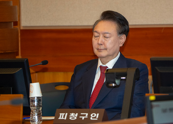 지난 20일 오후 서울 종로구 헌법재판소 대심판정에서 윤석열대통령의 탄핵심판 10차 변론이 열린 가운데 자리에 앉은 윤대통령이 생각에 잠겨 있다. [사진=사진공동취재단]