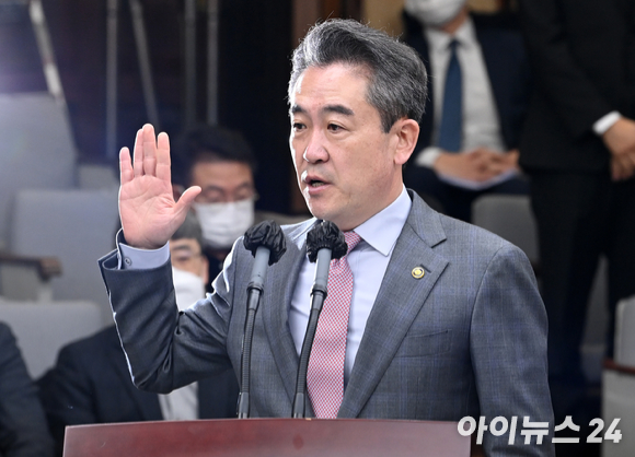 윤희근 경찰청장이 지난 4일 서울 여의도 국회에서 열린 용산 이태원 참사 진상규명과 재발방지를 위한 국정조사 1차 청문회에서 증인선서를 하고 있다. [사진=김성진 기자]