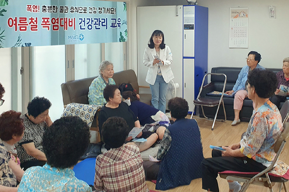 마포구 방문간호사가 경로당 어르신들에게 여름철 건강관리에 대한 교육을 하고 있다. [사진=마포구]