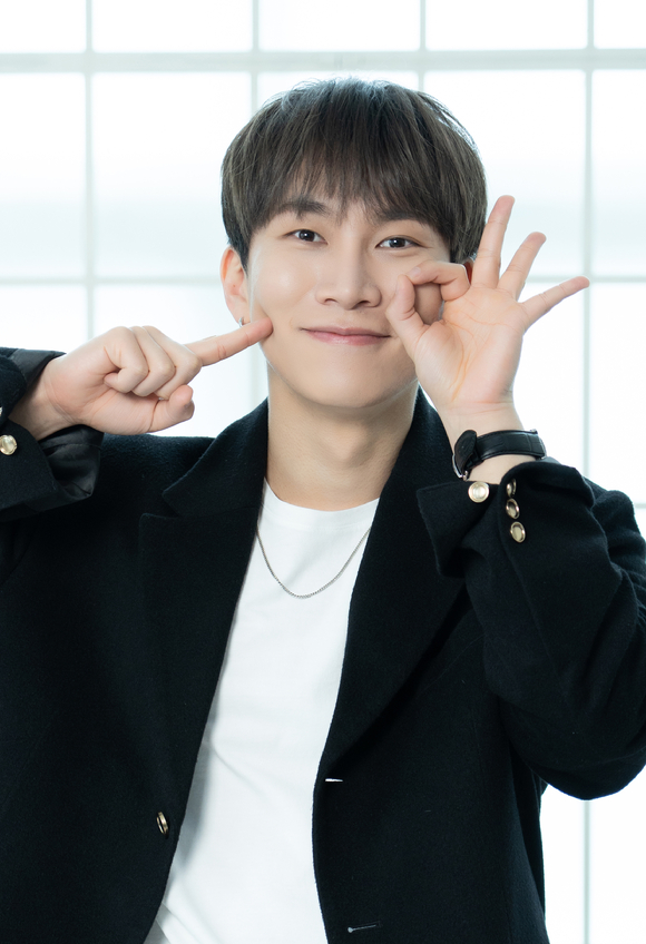 그룹 비투비 서은광이 21일 온라인으로 진행된 비투비 정규 3집 'Be Together' 발매 기념 기자간담회에 참석해 포즈를 취하고 있다. [사진=큐브엔터테인먼트]