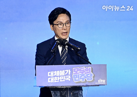 김민석 더불어민주당 신임 당 대표가 17일 대전 유성구 대전컨벤션센터 제2전시장에서 열린 제3회 민주당 정기전국당원대회에서 당 대표로 선출된 뒤 수락 연설을 하고 있다. [사진=곽영래 기자]