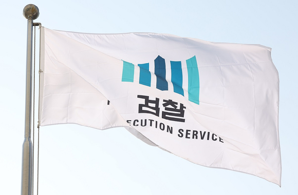 가게 일을 그만두고 자신의 곁을 떠나려 한 조카를 숯불로 고문하다 살해한 70대 무속인이 재판에 넘겨졌다. 본 기사와 무관한 이미지. [사진=챗GPT]