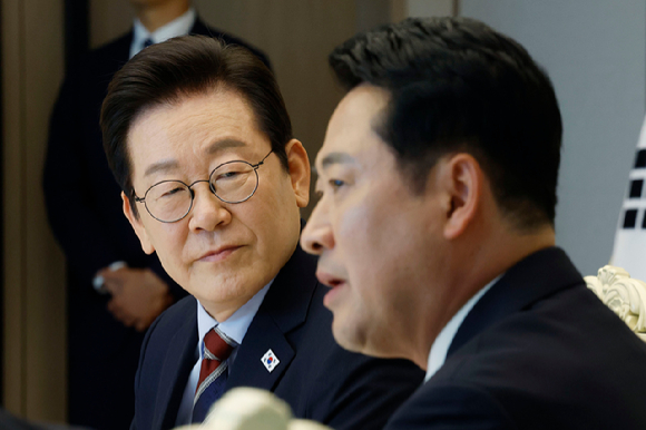 이재명 대통령이 8일 용산 대통령실에서 여야 지도부 오찬 회동에 참석한 국민의힘 장동혁 대표의 발언을 듣고 있다. 2025.9.8 [대통령실통신사진기자단] [사진=연합뉴스]