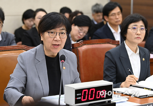 정은경 보건복지부 장관이 15일 서울 여의도 국회 보건복지위원회에서 열린 보건복지부 등에 대한 국정감사에서 의원의 질의에 답변하고 있다. [사진=곽영래 기자]