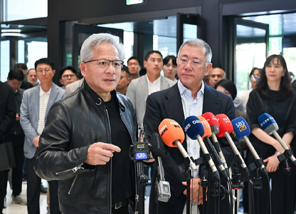 정의선 현대차 회장과 젠슨 황 엔비디아 CEO [사진=현대차]