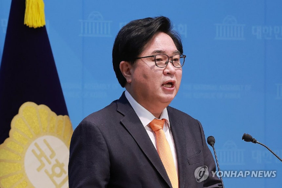 개혁신당에 입당한 박일하 동작구청장이 7일 국회 소통관에서 6&middot;3 지방선거 출마와 관련해 입장을 밝히고 있다. [사진=연합뉴스]