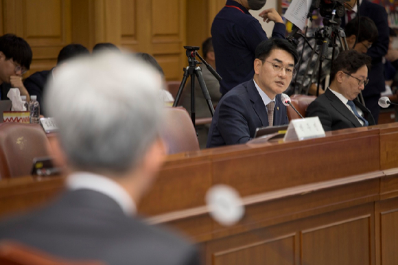 10일 서울 서초구 대법원에서 열린 국회 법제사법위원회 대법원 및 법원행정처 등 산하기관에 대한 국정감사에서 박용진 더불어민주당 의원의 질의하고 있다. [사진=뉴시스]