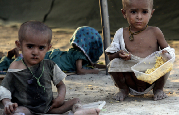 파키스탄 신드주 수쿠르에 있는 이재민 수용소에서 대홍수 피해 어린이들이 음식을 먹고 있다. 기후위기는 앞으로 미래 세대들에 치명적 상황을 만들 수 있다. 기성 세대는 물론 각국의 책임 있는 대책이 필요하다. [사진=AP/ 뉴시스]