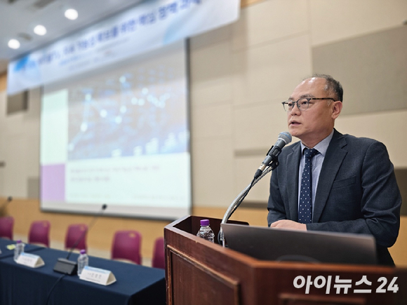 이종관 법무법인 세종 수석전문위원이 10일 오후 전남광주 서구 김대중컨벤션센터에서 열린 '한국언론학회 주최 케이블TV 기획 세미나'에서 '케이블TV의 위기극복 및 지속가능성 확보를 위한 정책 패러다임 개편 방향'을 주제로 발제하고 있다. [사진=안세준 기자]