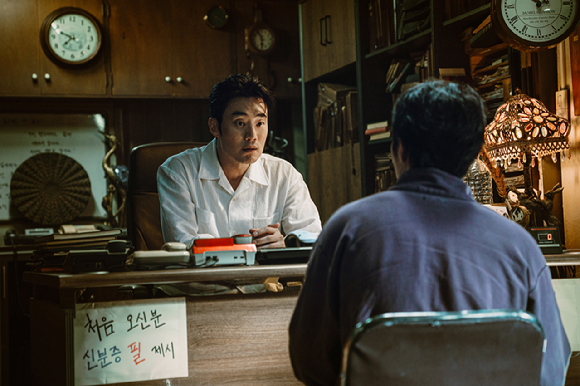 배우 최현욱이 넷플릭스 시리즈 '꿀알바'에서 열연하고 있다. [사진=넷플릭스]