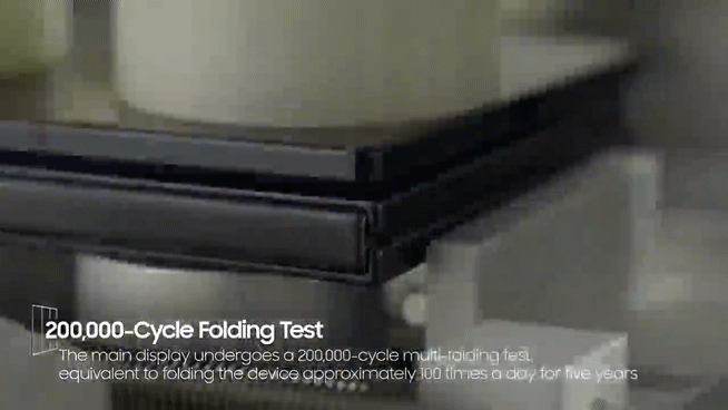 20만번 접고 펴는 테스트를 받는 갤럭시Z 트라이폴드. [사진=삼성전자 유튜브 캡처]