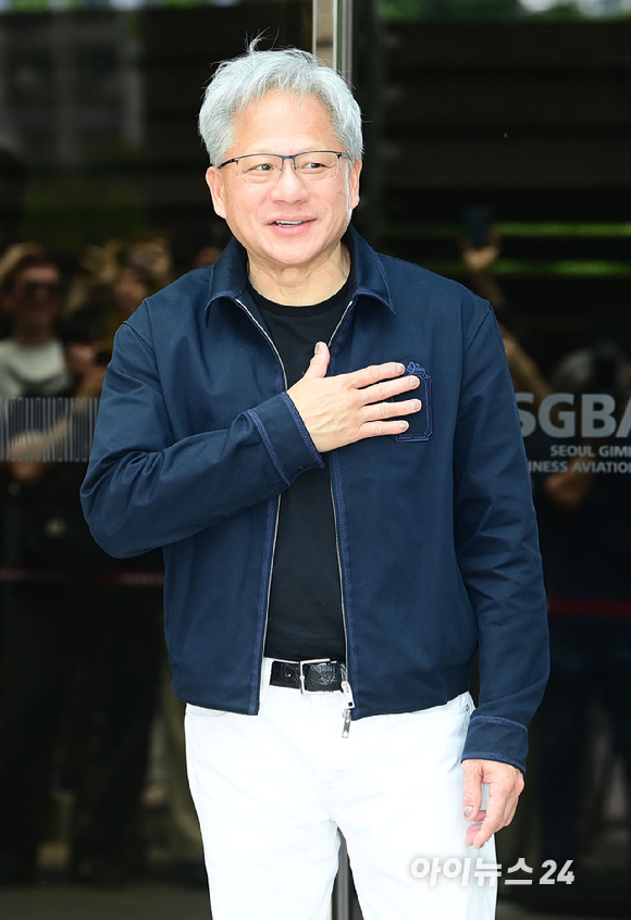 젠슨 황 엔비디아 최고경영자(CEO)가 5일 오후 전세기를 통해 서울김포비즈니스항공센터로 입국하고 있다. [사진=정소희 기자]