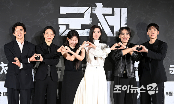 배우 고수, 김신록, 신현빈, 전지현, 구교환, 지창욱이 6일 오전 서울 용산구 CGV 용산아이파크몰에서 열린 영화 '군체' 제작보고회에서 포토타임을 갖고 있다. [사진=곽영래 기자]
