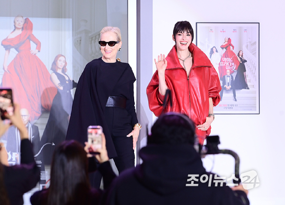 배우 메릴 스트립, 앤 해서웨이가 8일 오후 서울 영등포구 타임스퀘어에서 열린 영화 '악마는 프라다를 입는다 2' 레드카펫 행사에 참석하고 있다. [사진=정소희 기자]