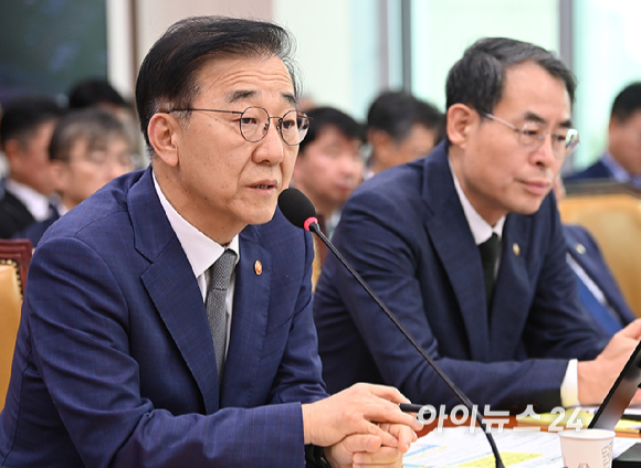 김윤덕 국토교통부 장관이 13일 오전 서울 여의도 국회에서 열린 국토교통위원회 국정감사에서 질의에 답하고 있다. [사진=곽영래 기자]