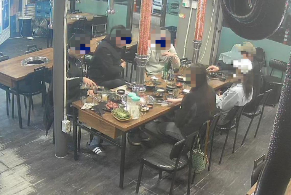 경기도 이천 한 고깃집에서 손님 6명이 약 16만원 상당의 음식을 먹고도 계산을 하지 않고 도주했다는 업주 주장이 제기돼 경찰이 수사에 나섰다. 사진은 해당 손님들. [사진=온라인 커뮤니티 캡처]