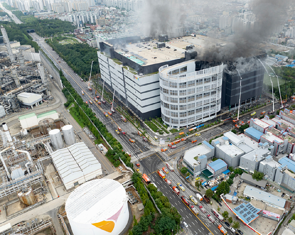 19일 이틀째 화재가 이어지고 있는 인천 서해구 석남동 쿠팡32물류센터에서 연기가 뿜어져 나오고 있다. [사진=연합뉴스]