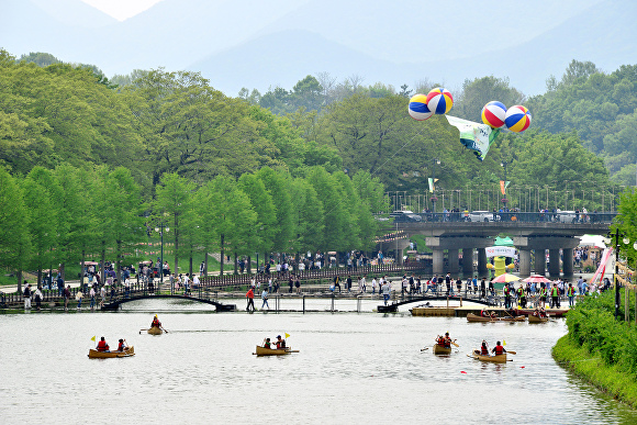 담양 대나무 축제에서 관광객들이 카누를 타며 축제를 즐기고 있다. [사진=담양군]