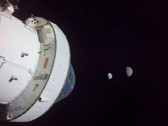 오리온 우주선에서 찍은 지구와 달. [사진=NASA]