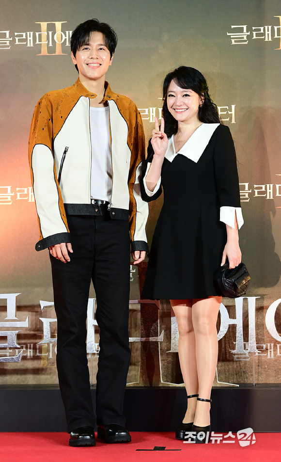 뮤지컬 배우 손준호-김소현 부부가 5일 오후 서울 용산구 CGV 용산아이파크몰에서 열린 영화 '글래디에이터 Ⅱ' VIP 시사회에 참석하고 있다. 