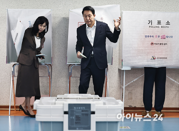 제9회 전국동시지방선거 사전투표 첫날인 29일 오전 서울 용산구 한남동주민센터에 마련된 사전투표소에서 오세훈 국민의힘 서울시장 후보와 부인 송현옥 씨가 투표하고 있다. [사진=정소희 기자]