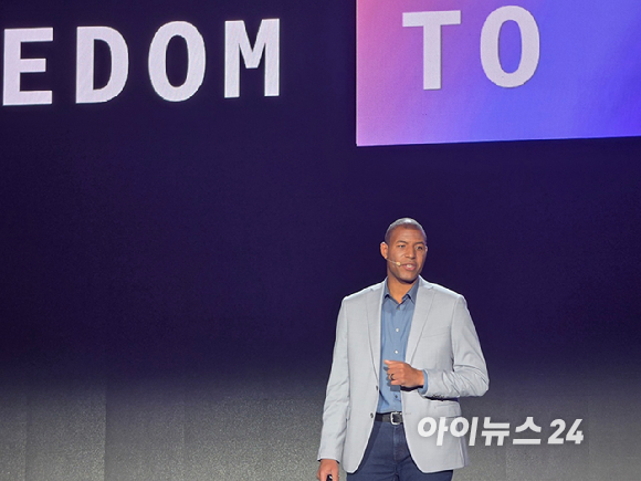 존 펠튼 아마존웹서비스(AWS) 최고재무책임자(CFO)는 20일 서울 코엑스에서 열린 'AWS 서밋 서울 2026'에서 키노트를 하고 있다. [사진=윤소진 기자]