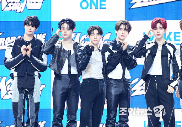 그룹 제로베이스원이 1일 오후 서울 용산구 한남 블루스퀘어에서 열린 제로베이스원(ZEROBASEONE) 정규 1집 '네버 세이 네버(NEVER SAY NEVER)' 쇼케이스에 참석하고 있다. [사진=정소희 기자]