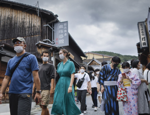 일본 대표 관광도시 교토시가 관광객에게 부과하는 버스 요금을 시민보다 최대 두 배 높이는 방안을 추진한다는 자국 보도가 나왔다. 사진은 일본 교토 풍경. [사진=픽셀스]