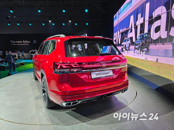 폭스바겐코리아가 26일 인천 영종도 스튜디오파라다이스에서 대형 SUV '신형 아틀라스'를 공개하고 있다. [영상=김종성 기자]