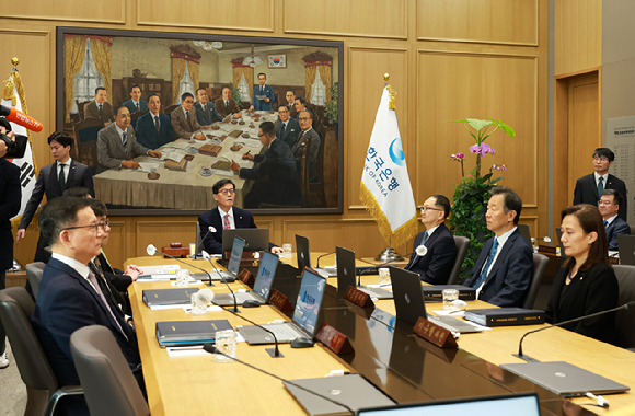 이창용 한국은행 총재가 26일 서울 중구 한국은행에서 금융통화위원회 통화정책방향 회의를 진행하고 있다. [사진=한국은행]